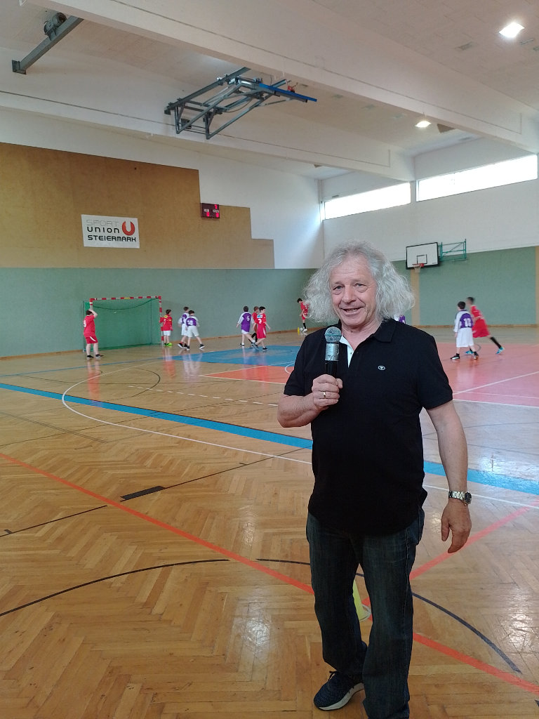 Krammer moderiert ein Futsal Hallenturnier